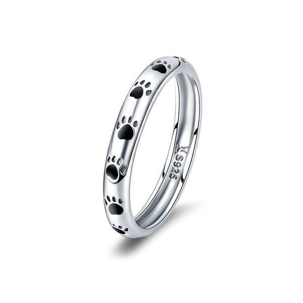 Ring with black paws
